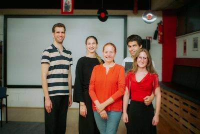 Ein Paar tanzt in einem Tanzstudio während einer Tanzveranstaltung.