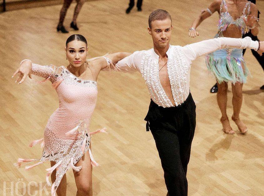 Ein Ergebnisprotokoll eines Tanzturniers mit Teilnehmern aus Österreich und Deutschland.