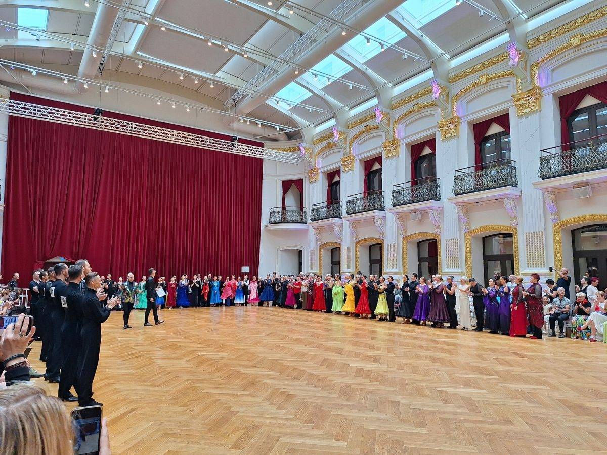 Einmarsch aller Paare eines Turnierblocks der Eurogames 2024