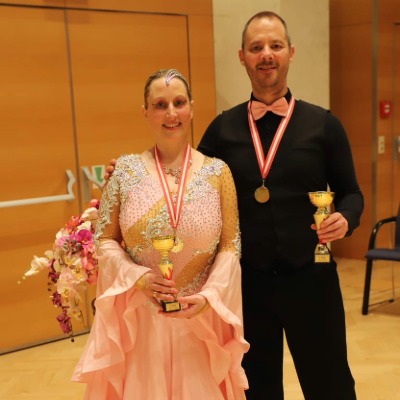 Agnes und Georg mit Pokal