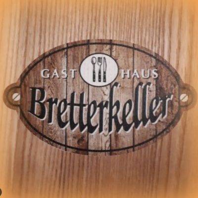 Ein Schild für ein Restaurant namens "Brettkeller".