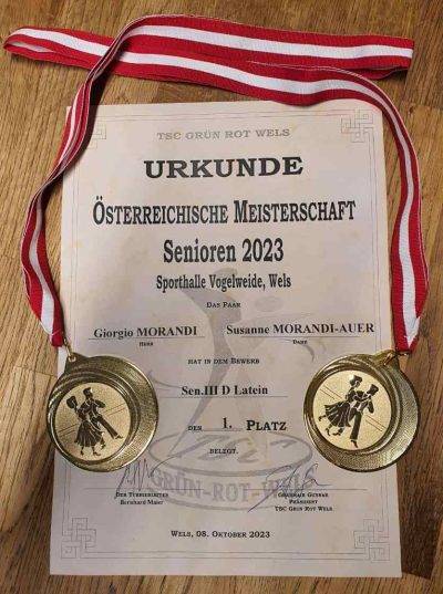 Ein Paar tanzt in eleganter Kleidung während eines Tanzwettbewerbs.