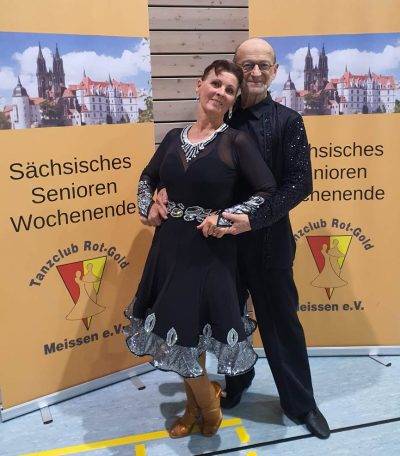 Ein tanzendes Paar in eleganter Abendkleidung auf einer Veranstaltung des Tanzclubs Rot-Gold in Meißen.